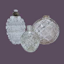 Afbeelding in Gallery-weergave laden, Victoriaanse zout- of parfumflesjes in geslepen kristal, 19e eeuw
