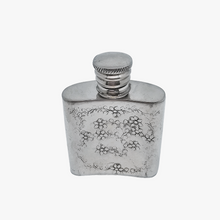 Load image into Gallery viewer, Pinder Bros English Pewter Sheffield England, Flasque à whisky en métal argenté, XXe