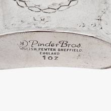 Load image into Gallery viewer, Pinder Bros English Pewter Sheffield England, Flasque à whisky en métal argenté, XXe
