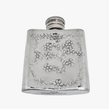 Load image into Gallery viewer, Pinder Bros English Pewter Sheffield England, Flasque à whisky en métal argenté, XXe