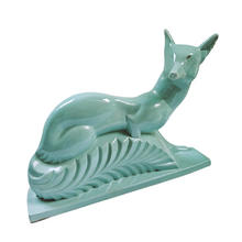 Charger l'image dans la galerie, Fontinelle Louis, Renard Art déco en céramique craquelée vert céladon signé, années 1920-30