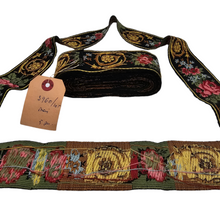 Charger l'image dans la galerie, Galon ancien brodé, noir à motifs de roses vintage