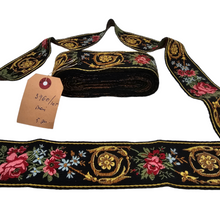 Charger l'image dans la galerie, Galon ancien brodé, noir à motifs de roses vintage