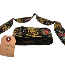 Charger l'image dans la galerie, Galon ancien brodé, noir à motifs de roses vintage