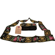 Charger l'image dans la galerie, Galon ancien brodé, noir à motifs de roses vintage