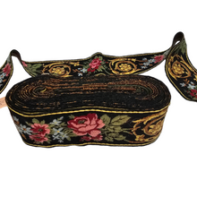 Charger l'image dans la galerie, Galon ancien brodé, noir à motifs de roses vintage