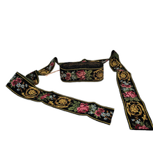 Charger l'image dans la galerie, Galon ancien brodé, noir à motifs de roses vintage