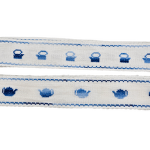 Charger l'image dans la galerie, Galons brodés main blancs et bleus, motifs vintage, années 1960-1970