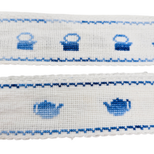 Charger l'image dans la galerie, Galons brodés main blancs et bleus, motifs vintage, années 1960-1970