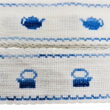 Charger l'image dans la galerie, Galons brodés main blancs et bleus, motifs vintage, années 1960-1970