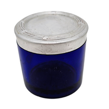 Afbeelding in Gallery-weergave laden, Guerlain, Pot à crème en verre bleu cobalt et couvercle en aluminium gravé, années 1930-1950