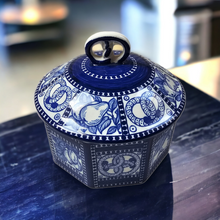 Charger l'image dans la galerie, Bahlsen H., Hanovre. Boîte à biscuits vintage en porcelaine allemande.