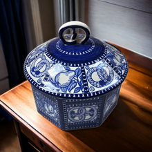 Charger l'image dans la galerie, Bahlsen H., Hanovre. Boîte à biscuits vintage en porcelaine allemande.