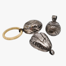 Charger l'image dans la galerie, Trio de hochets pour bébé en métal argenté, XIXè et XXè