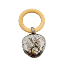 Afbeelding in Gallery-weergave laden, Hochet ancien en métal argenté et celluloïd, début XXᵉ siècle Le Charme des Violettes - Brocante en ligne