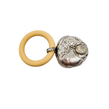 Afbeelding in Gallery-weergave laden, Hochet ancien en métal argenté et celluloïd, début XXᵉ siècle Le Charme des Violettes - Brocante en ligne