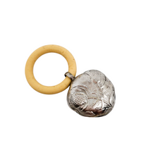 Afbeelding in Gallery-weergave laden, Hochet ancien en métal argenté et celluloïd, début XXᵉ siècle Le Charme des Violettes - Brocante en ligne