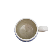 Load image into Gallery viewer, Nimy, Petite tasse en faïence à damier bleu et blanc, début XXè