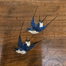 Load image into Gallery viewer, Jeu de taquin en bois de Spa au décor d'hirondelles, vers 1900