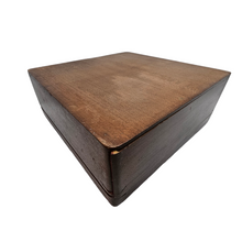 Load image into Gallery viewer, Prettyness. Old Spa box with bouquet of forget-me-nots