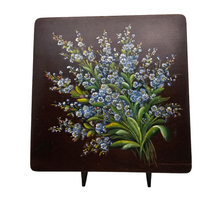Load image into Gallery viewer, Prettyness. Old Spa box with bouquet of forget-me-nots