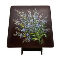 Load image into Gallery viewer, Prettyness. Old Spa box with bouquet of forget-me-nots
