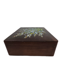 Load image into Gallery viewer, Prettyness. Old Spa box with bouquet of forget-me-nots