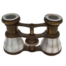 Load image into Gallery viewer, Paire de jumelles de théâtre Napoléon III en nacre et laiton, fin XIXe