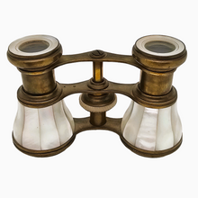 Load image into Gallery viewer, Paire de jumelles de théâtre Napoléon III en nacre et laiton, fin XIXe