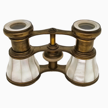 Load image into Gallery viewer, Paire de jumelles de théâtre Napoléon III en nacre et laiton, fin XIXe