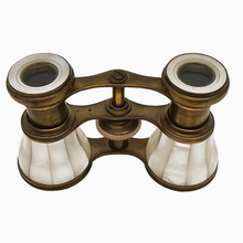 Load image into Gallery viewer, Paire de jumelles de théâtre Napoléon III en nacre et laiton, fin XIXe
