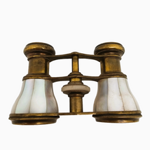 Load image into Gallery viewer, Paire de jumelles de théâtre Napoléon III en nacre et laiton, fin XIXe