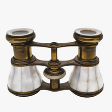 Load image into Gallery viewer, Paire de jumelles de théâtre Napoléon III en nacre et laiton, fin XIXe