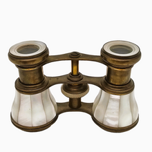 Load image into Gallery viewer, Paire de jumelles de théâtre Napoléon III en nacre et laiton, fin XIXe
