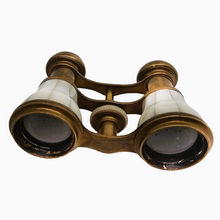 Load image into Gallery viewer, Paire de jumelles de théâtre Napoléon III en nacre et laiton, fin XIXe