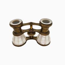 Load image into Gallery viewer, Paire de jumelles de théâtre Napoléon III en nacre et laiton, fin XIXe