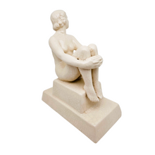 Charger l'image dans la galerie, L&V Ceram, 'Femme assise' Art déco en céramique craquelée, années 1930