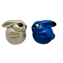 Charger l'image dans la galerie, Moutardier en céramique Lapin beige stylisé dans l'esprit Art déco, années 1950-1960 Le Charme des Violettes - Brocante en ligne