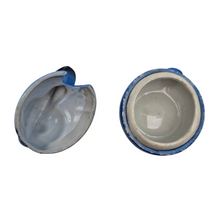 Load image into Gallery viewer, Moutardier Lapin bleu Art déco en faïence de France / Belgique, vers 1925-1935 – Influence Benjamin Rabier Le Charme des Violettes - Brocante en ligne