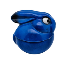 Load image into Gallery viewer, Moutardier Lapin bleu Art déco en faïence de France / Belgique, vers 1925-1935 – Influence Benjamin Rabier Le Charme des Violettes - Brocante en ligne