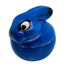 Load image into Gallery viewer, Moutardier Lapin bleu Art déco en faïence de France / Belgique, vers 1925-1935 – Influence Benjamin Rabier Le Charme des Violettes - Brocante en ligne