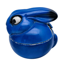 Load image into Gallery viewer, Moutardier Lapin bleu Art déco en faïence de France / Belgique, vers 1925-1935 – Influence Benjamin Rabier Le Charme des Violettes - Brocante en ligne