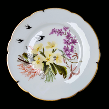 Charger l'image dans la galerie, CFH Haviland Limoges fin XIXème. Paire d'assiettes à suspendre à motifs de fleurs, hirondelles et papillons