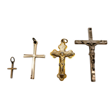 Load image into Gallery viewer, Lot de 8 petites croix anciennes en métal, XIXᵉ - XXᵉ siècles Le Charme des Violettes - Brocante en ligne
