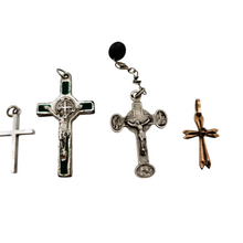 Load image into Gallery viewer, Lot de 8 petites croix anciennes en métal, XIXᵉ - XXᵉ siècles Le Charme des Violettes - Brocante en ligne