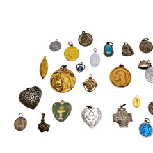 Charger l'image dans la galerie, Lot de 40 médailles religieuses anciennes, Vierge, Saints, Christ, XIXᵉ - XXᵉ siècles Le Charme des Violettes - Brocante en ligne