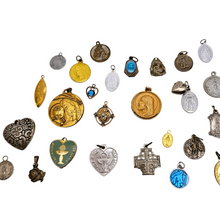 Charger l'image dans la galerie, Lot de 40 médailles religieuses anciennes, Vierge, Saints, Christ, XIXᵉ - XXᵉ siècles Le Charme des Violettes - Brocante en ligne