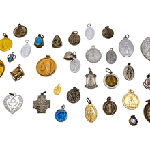 Charger l'image dans la galerie, Lot de 40 médailles religieuses anciennes, Vierge, Saints, Christ, XIXᵉ - XXᵉ siècles Le Charme des Violettes - Brocante en ligne