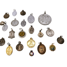 Charger l'image dans la galerie, Lot de 40 médailles religieuses anciennes, Vierge, Saints, Christ, XIXᵉ - XXᵉ siècles Le Charme des Violettes - Brocante en ligne