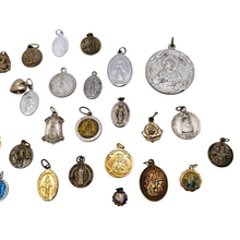 Charger l'image dans la galerie, Lot de 40 médailles religieuses anciennes, Vierge, Saints, Christ, XIXᵉ - XXᵉ siècles Le Charme des Violettes - Brocante en ligne